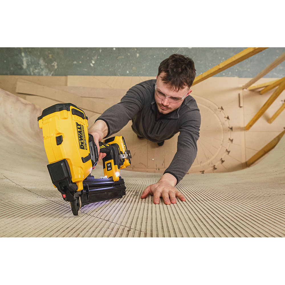 Dewalt DCN210SNT-XJ 18V XR Dykkertpistol børsteløs 18Ga, 15-50 mm – Naken i TSTAK - Bilde 2